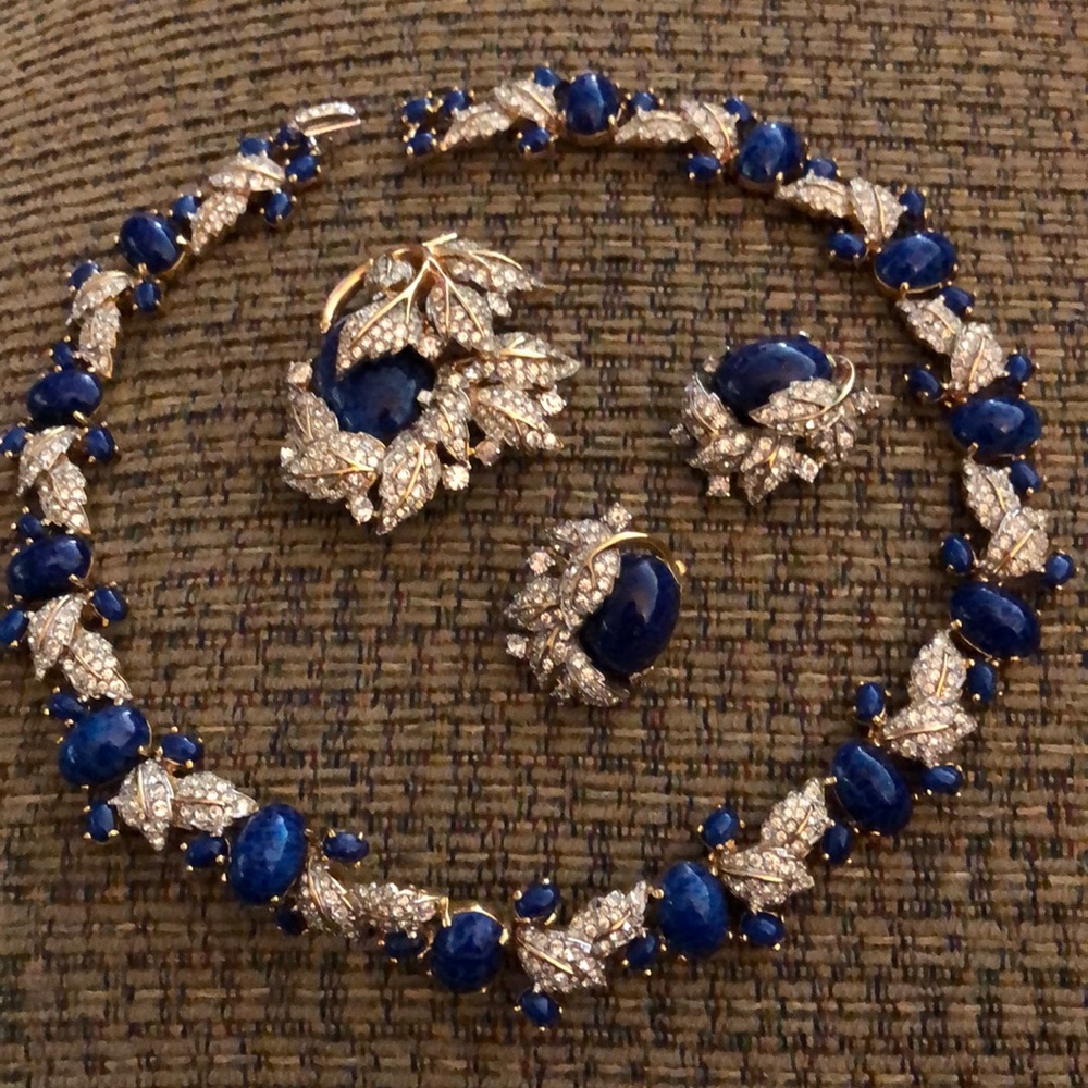 Stunning necklace, broach and earrings